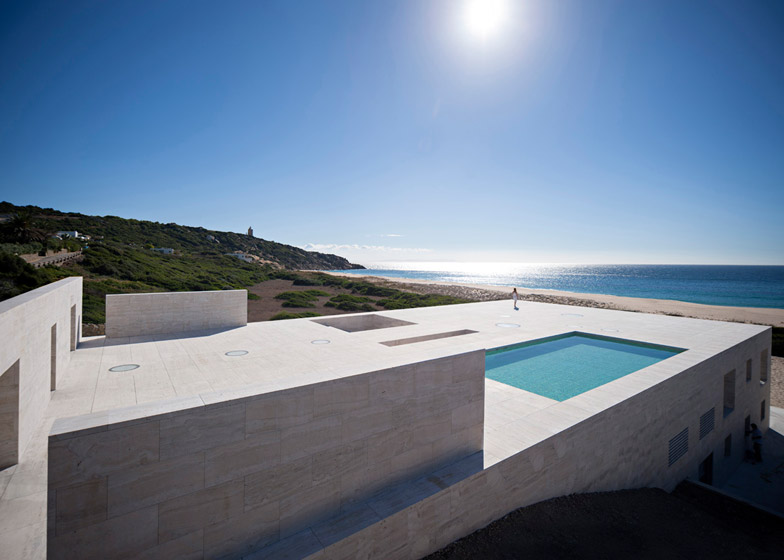 House-of-the-Infinite_dezeen_784_6